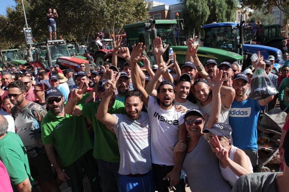 Protesta de agricultores en la Asamblea Regional