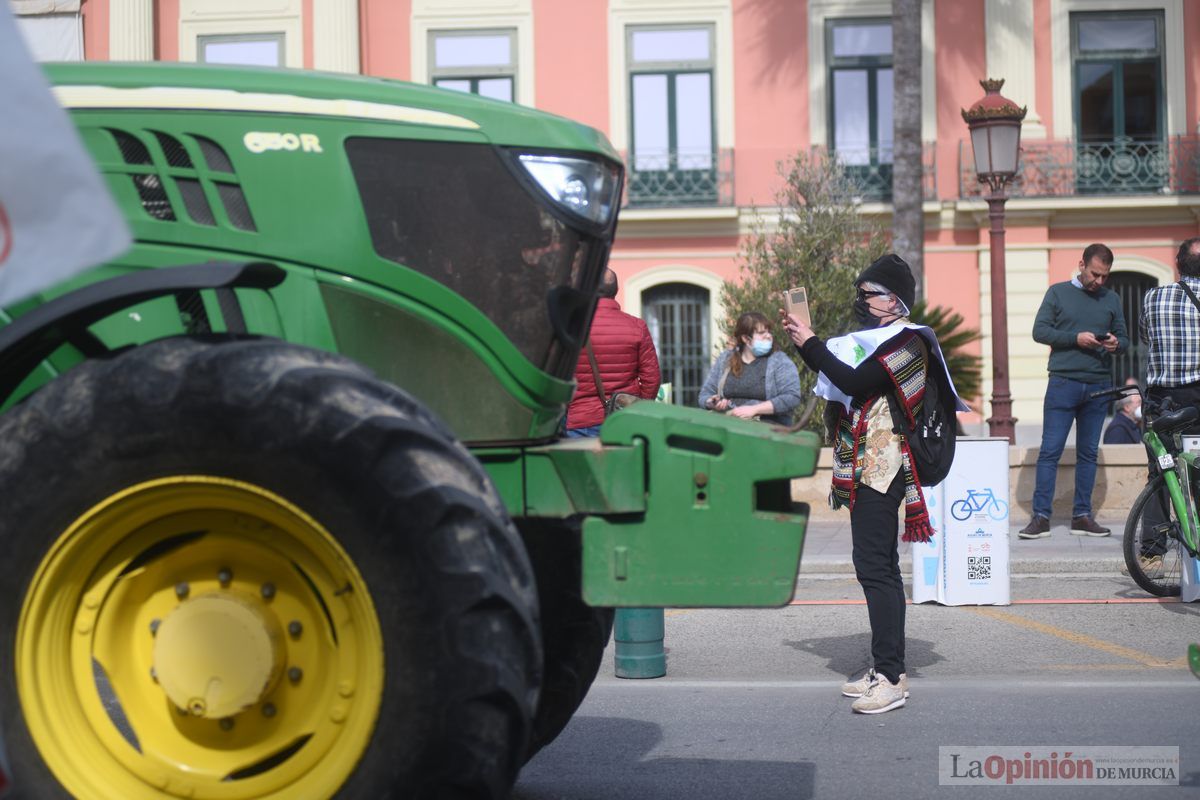 Miles de agricultores y ganaderos toman las calles de Murcia