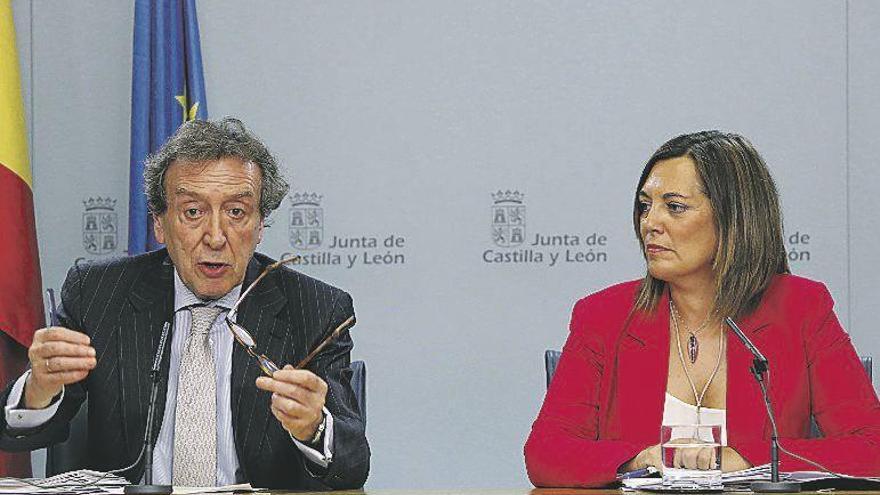 La consejera de Agricultura y portavoz de la Junta, Milagros Marcos, y el consejero de la Presidencia, José Antonio de Santiago, ayer.