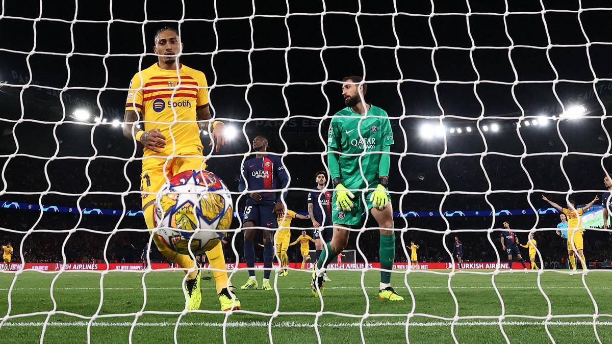 Donnarumma, derrotado, tras encajar el segundo gol de Raphinha, que acude raudo a coger el balón.