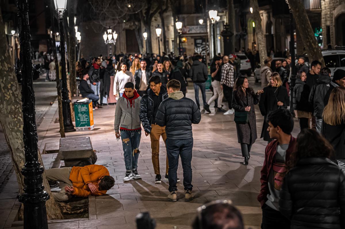 El paseo del Born, en Barcelona, tras el cierre de los locales de ocio nocturno.