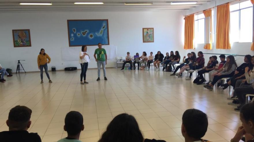 Carmen Luz Vargas con los escolares en el CEIP Alisios.