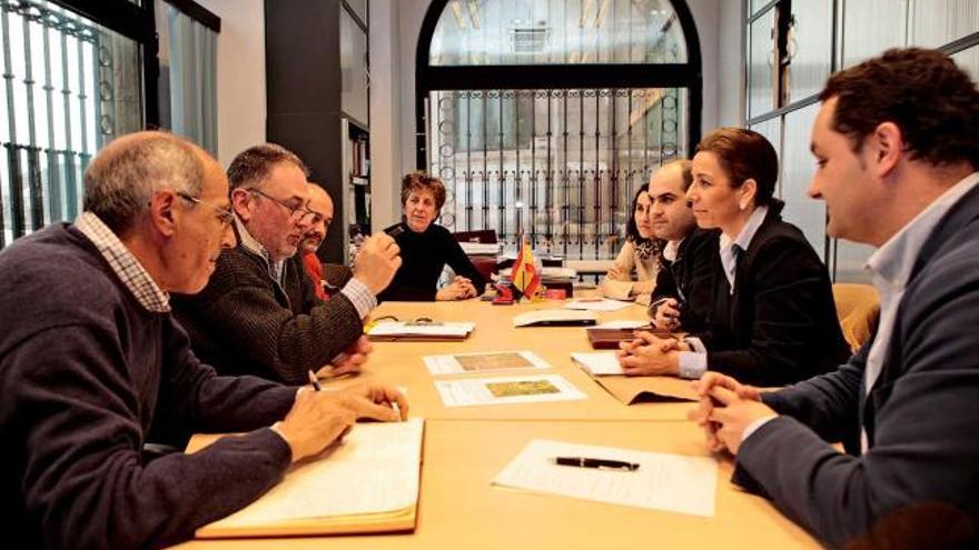 Representantes de la plataforma de Cabueñes, ayer, en su reunión con el PP.