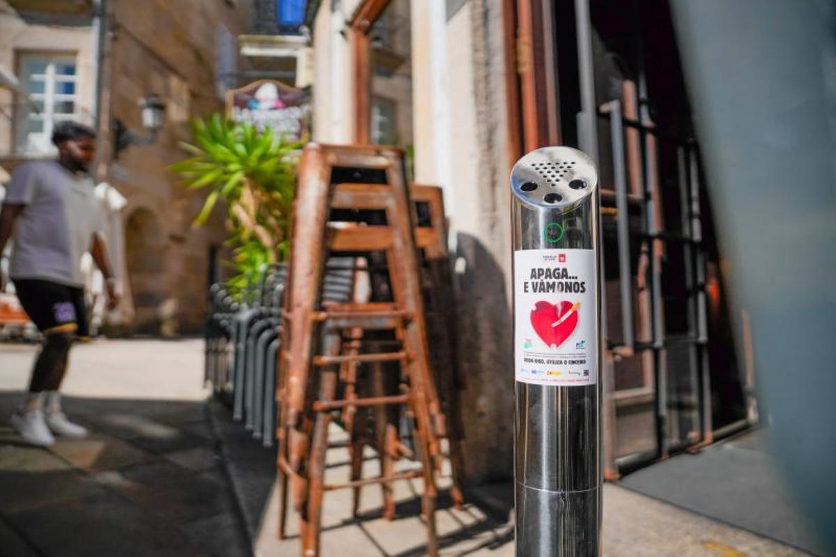 Uno de los ceniceros instalados en el Casco Vello.