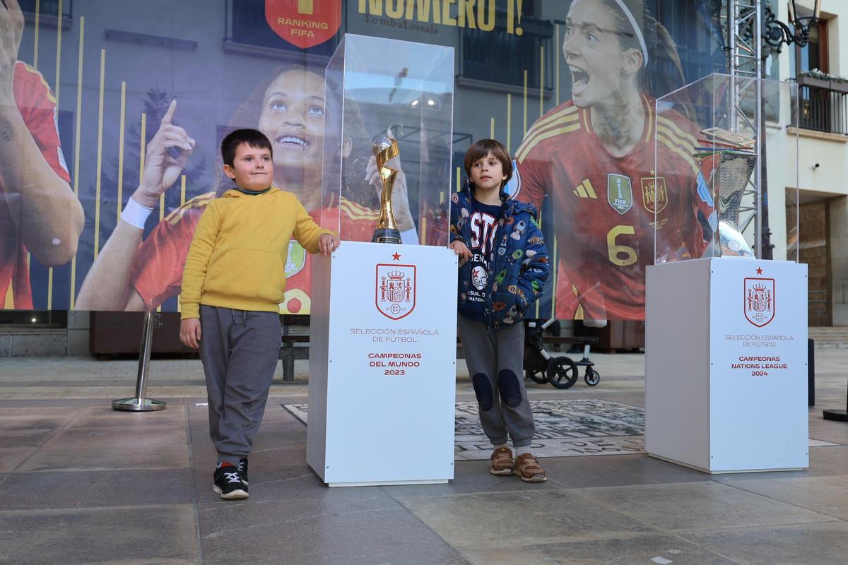 Galería | La final de la Supercopa ya se siente en la Fan Zone de la Plaza Mayor de Castelló
