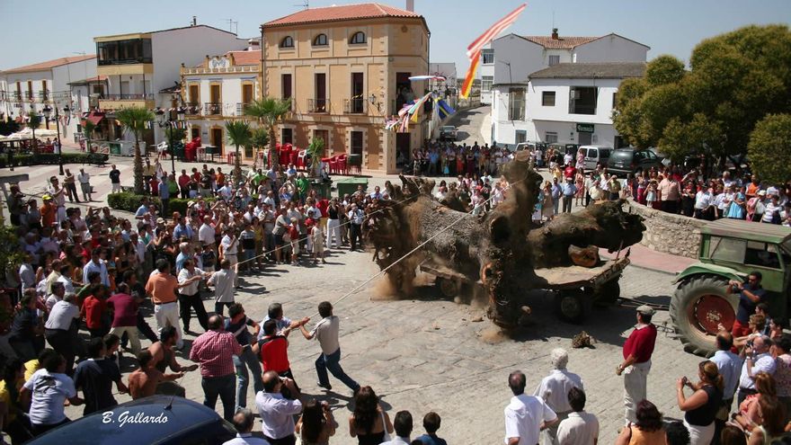 Los quintos de Aldea del Cano mantienen viva una tradición con raíces centenarias: El Tuero