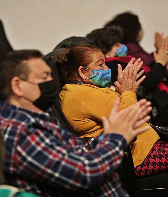 Dos instantes del acto de la comunidad romaní que acogió ayer el Centro de Congresos. | ANTONIO AMORÓS