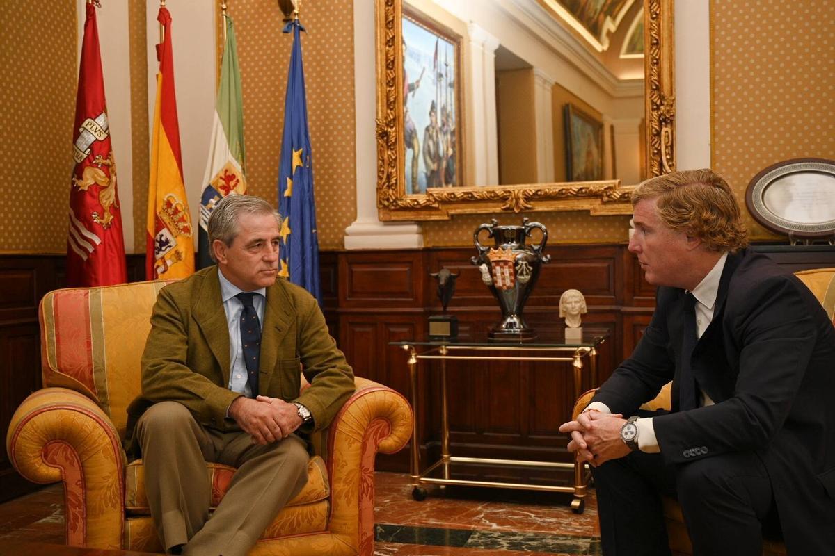 El consejero de Gestión Forestal y Mundo Rural, Ignacio Higuero, y el alcalde de Badajoz, Ignacio Gragera, reunidos este miércoles en el ayuntamiento.