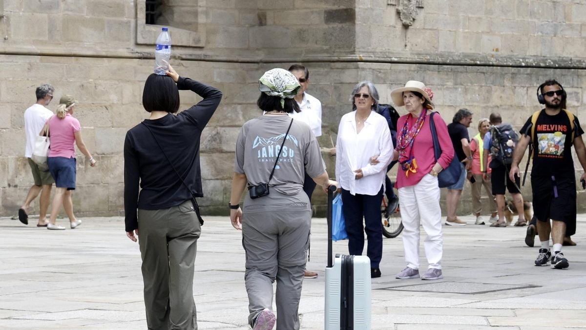 Un grupo de visitantes na Praza do Obradoiro, na zona vella de Santiago.