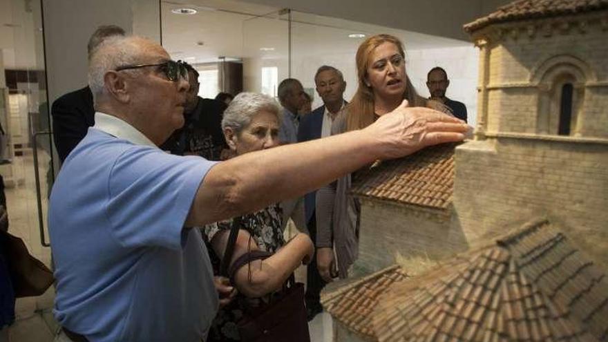 Un visitante toca una de las piezas ubicadas en el Museo Etnográfico.