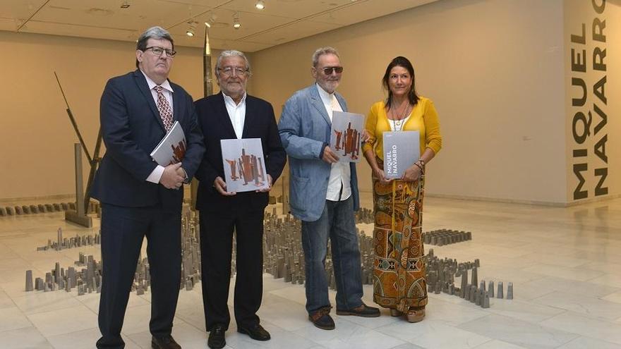 Juan Manuel Bonet, Rafael Alcón, Miquel Navarro y Lola Durán, ayer, en la muestra.
