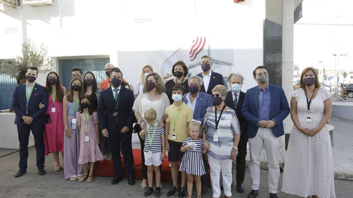 Las autoridades y la familia Peña junto al rótulo de la calle