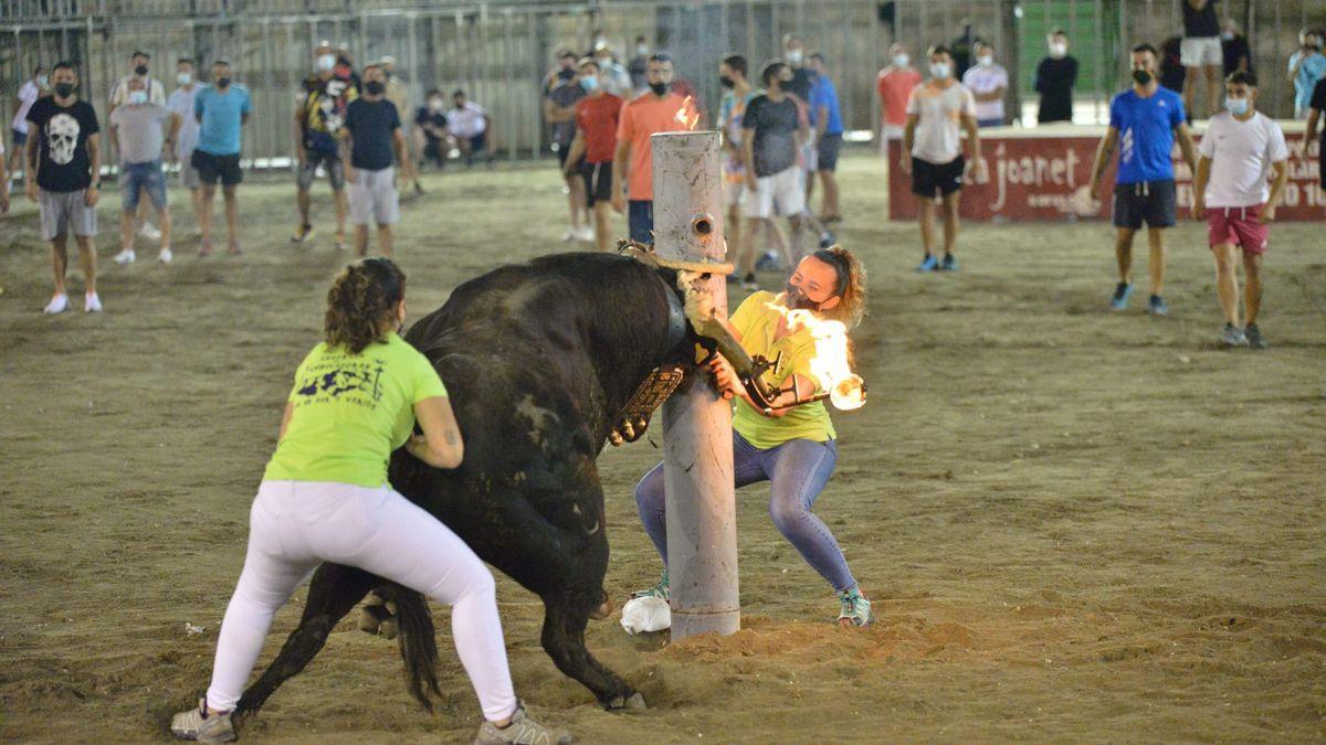 Dos mujeres embolan un toro en la Pascua Taurina de Onda, localidad que acoge estos días la exposición &#039;Mujer taurina&#039;