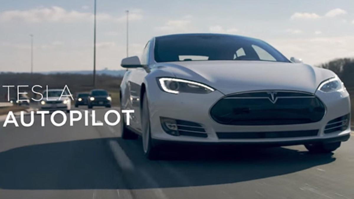 Tesla se acerca a la conducción autónoma.