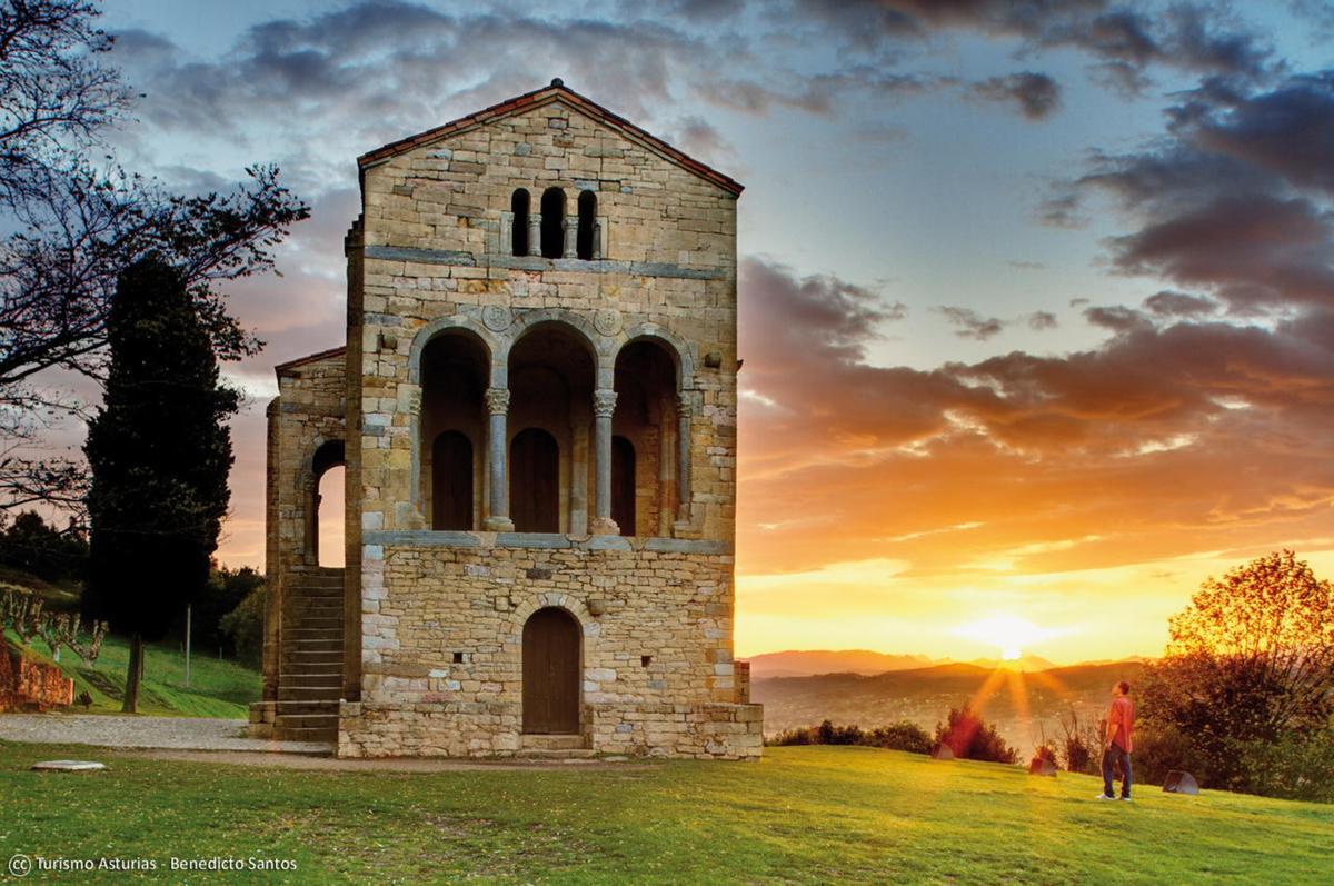 Santa Maria del Naranco, Oviedo, uno de los ejemplos del románico asturiano.