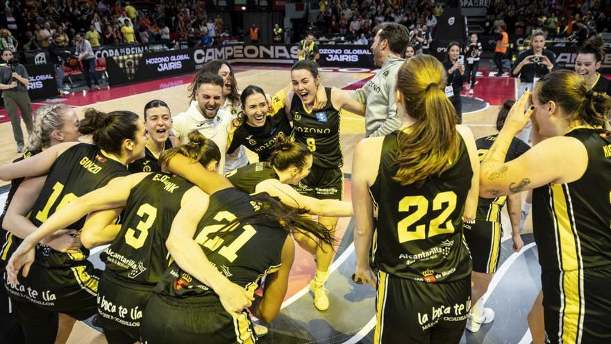 Las jugadoras celebran el título.