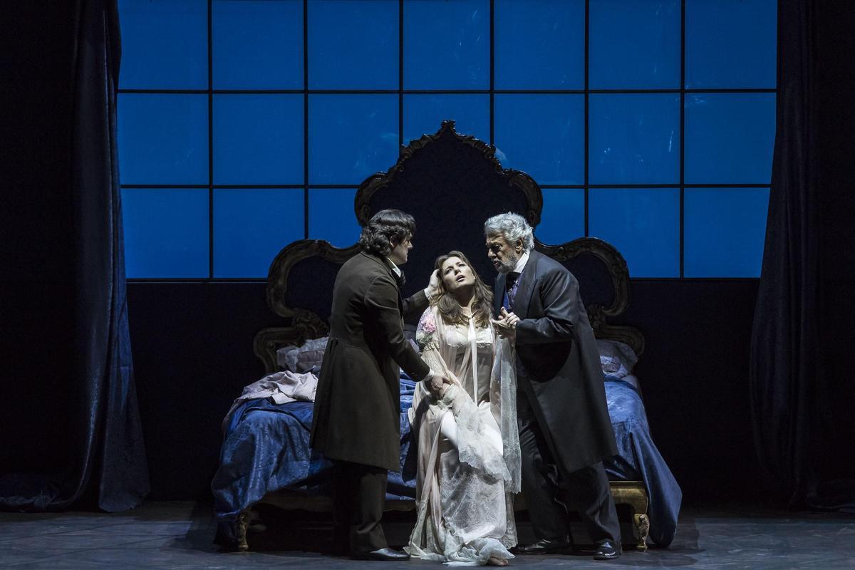 La noche en la que Valentino vistió Les Arts de alta costura con el estreno de 'La Traviata'