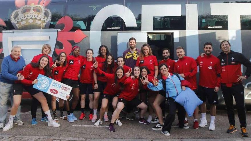 Jugadoras, cuerpo técnico y acompañantes celestes, ayer en Santa Irene, antes de salir hacia Valencia en el autobús de R.C. Celta. // Alba Villar