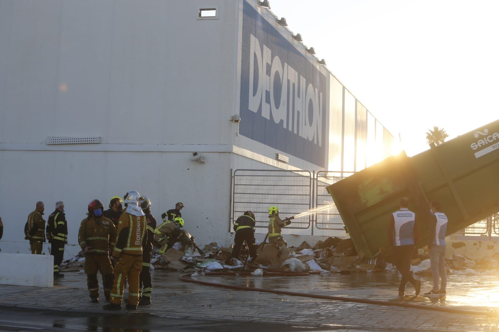 Los bomberos sofocan un incendio en Decathlon Alicante