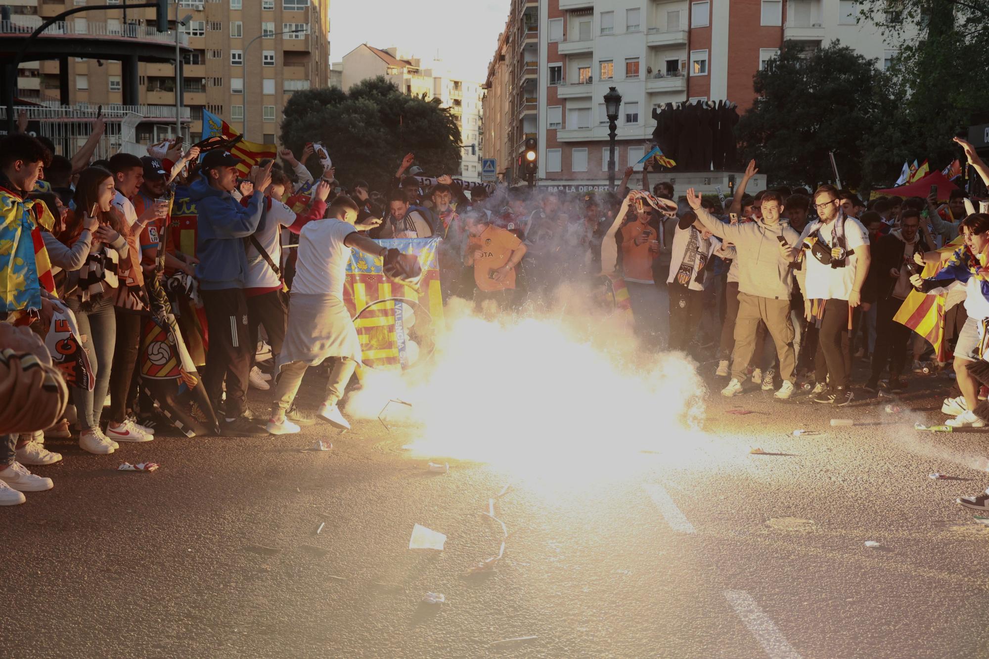 La afición del Valencia CF vibró y sufrió con sus ídolos en Valencia y en Sevilla