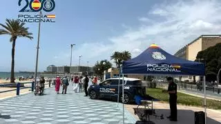 Dos arrestados en Alicante tras robarle la mochila a una turista mientras se bañaba en el Postiguet