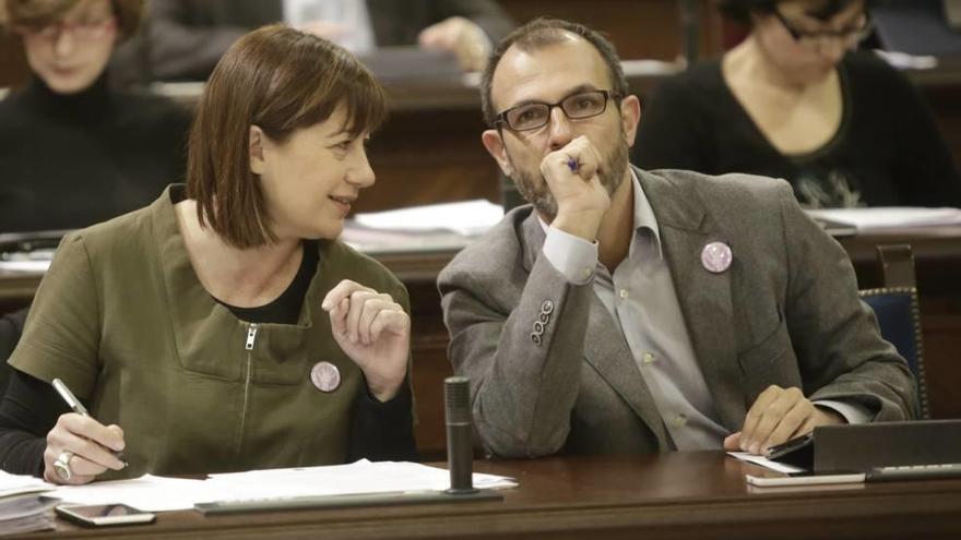 Armengol habla con Biel Barceló durante el pleno de ayer en el Parlament.