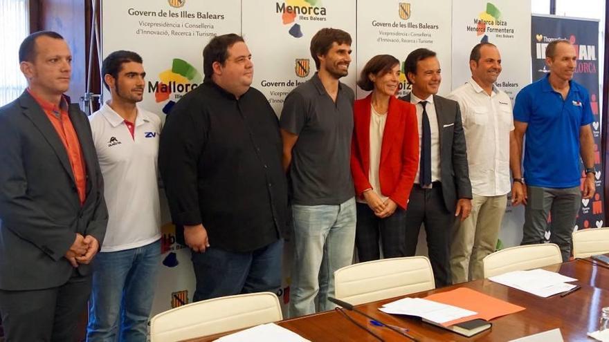 Organizadores y patrocinadores posan ayer durante la presentación del triatlón.