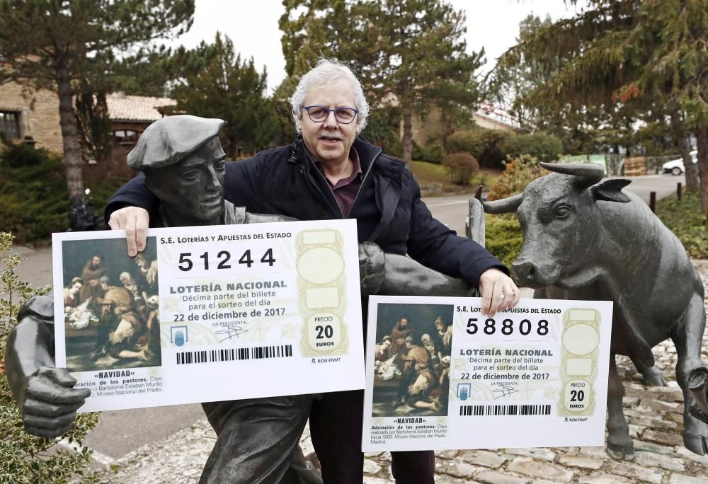 El lotero de La Bruixa d'Or de Sort, Xavier Gabriel, está siguiendo el Sorteo de Lotería de Navidad, del que ha repartido ya varios premios, desde Navarra, a donde hace unos meses trasladó su sede social, lo que, según ha reconocido, les está "dando suerte". "Pamplona nos está dando la suerte que queríamos y lo agradecemos enormemente", ha manifestado en declaraciones a Efe desde Berrioplano, localidad próxima a la capital navarra, en la que sigue el desarrollo del sorteo que ha dejado ya varios premios en su administración, todos vendidos por Internet. Una serie del segundo premio que ha correspondido al número 51.244, dotado con 1.250.000 euros a la serie, se ha vendido en su administración, donde también se ha vendido el número 58.808, agraciado con un quinto premio. EFE