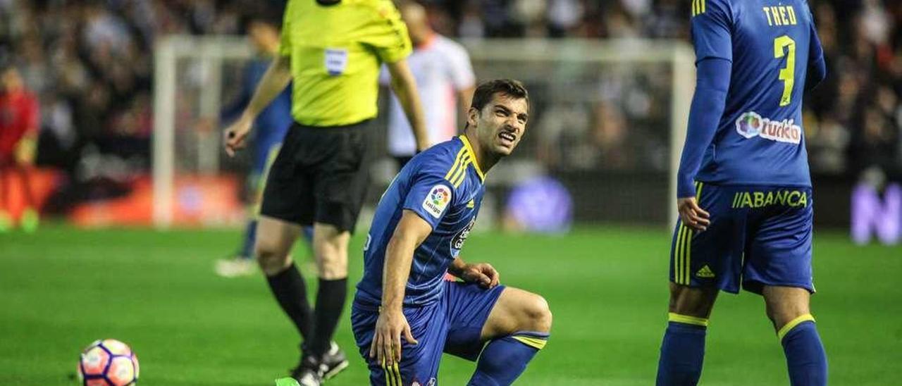 Jonny observa a Bongonda tras sufrir una falta durante el partido de ayer. // LOF