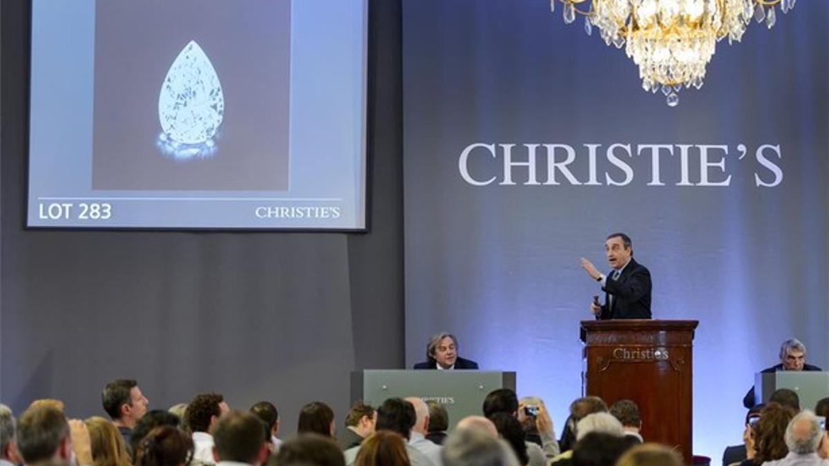 Un momento de la subasta del diamante perfecto en la sala Christie's de Ginebra