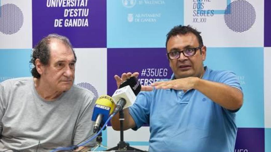 Alfons Cervera, coordinador del curso, y Sánchez Cuenca, ayer.