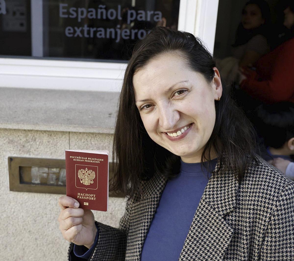 Irina Lysikova, con el pasaporte en mano, antes del examen CCSE necesario para obtener la nacionalidad.