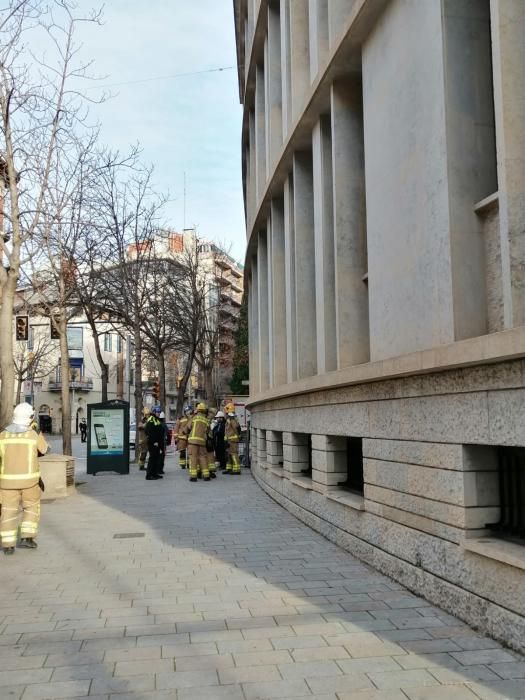 Els efectius d'emergències a la delegació d'Economia i Hisenda a Girona