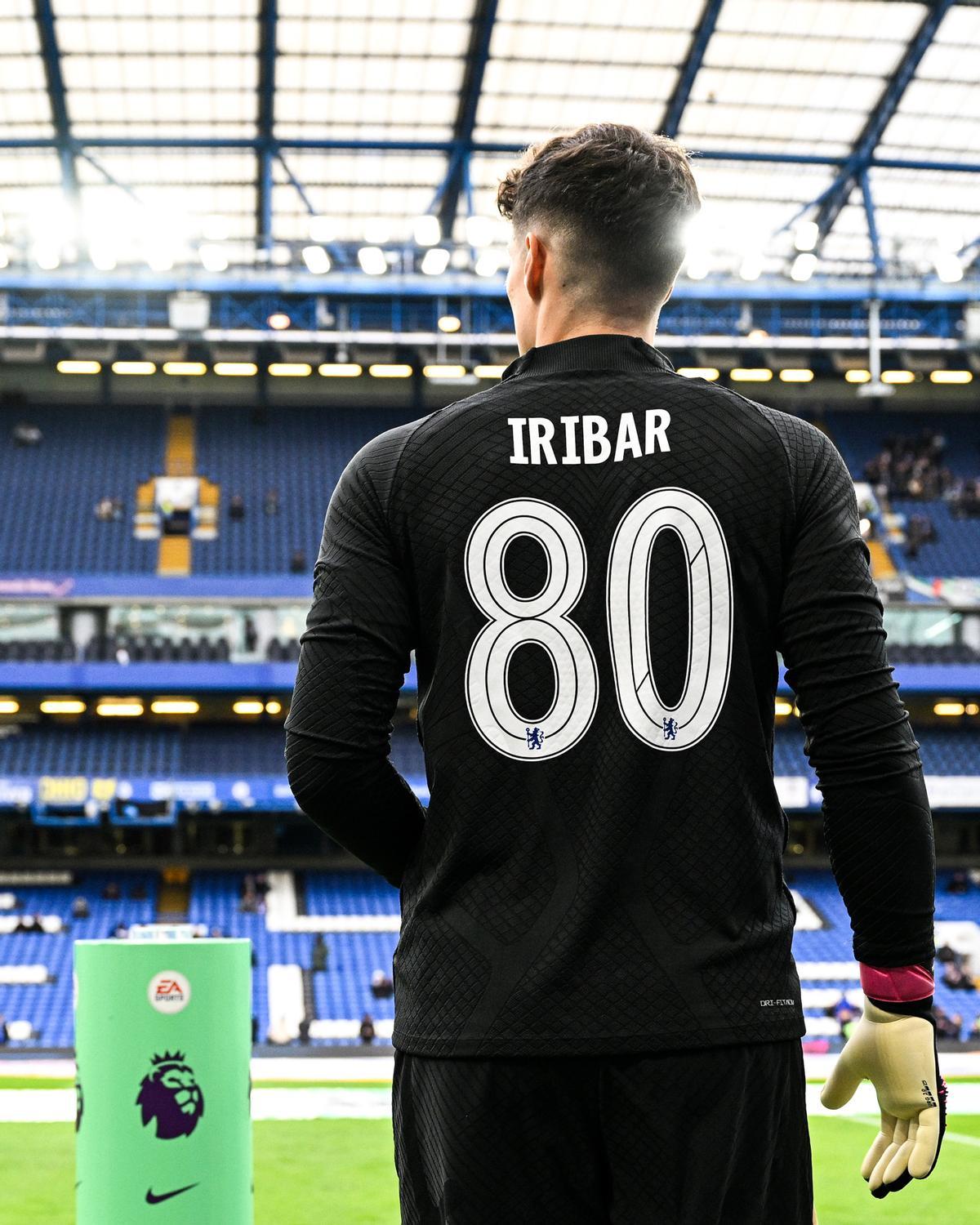 Kepa Arrizabalaga, portero vasco del Chelsea, sale a calentar con la camiseta de Iribar y el número 80. 