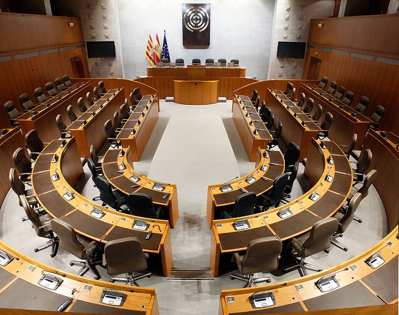 Tras una profunda remodelación el Palacio de la Aljafería se convirtió en 1987 en sede de un moderno Parlamento como es el actual.