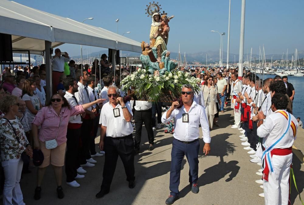 Baiona celebra las fiestas del Carmen a ritmo de espadas. // Marta G. Brea