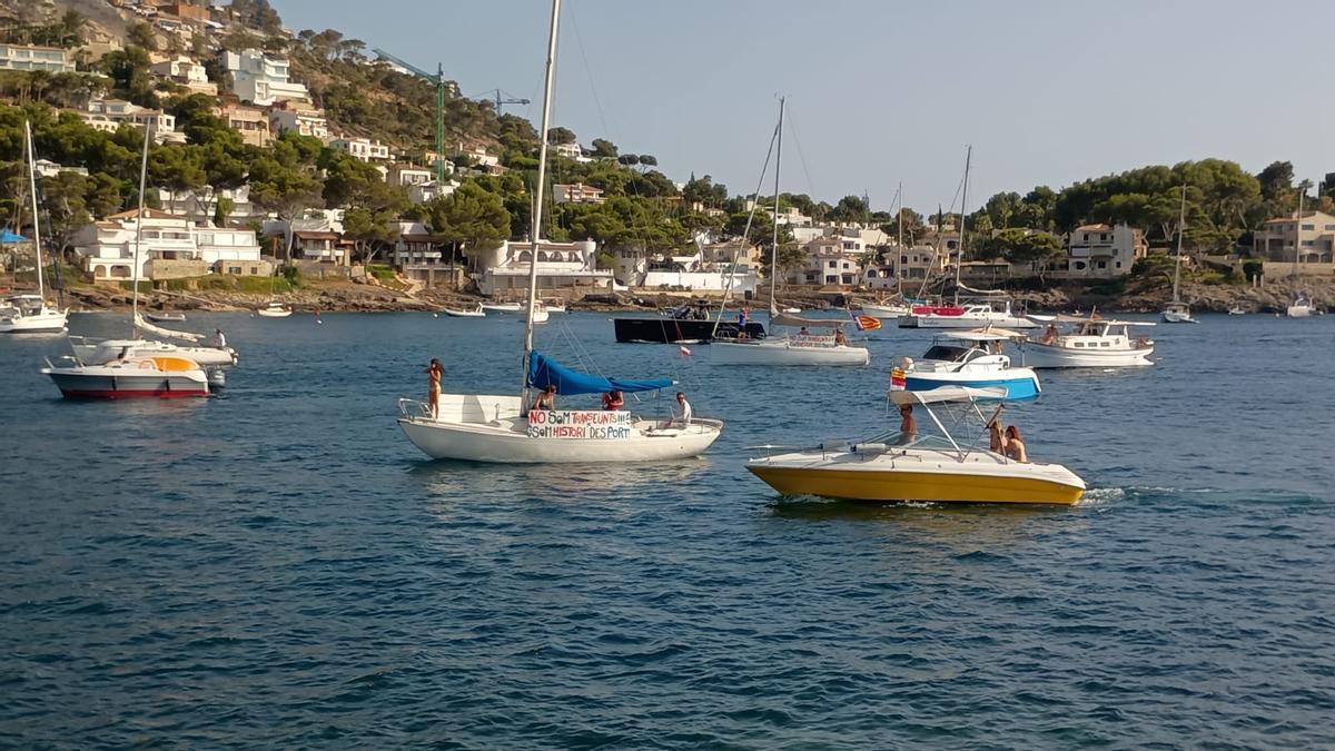 Las imágenes de la protesta de navegantes en el Port d'Andratx