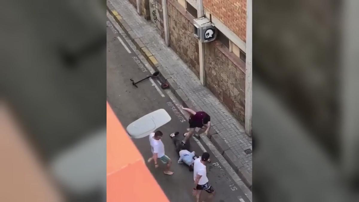 Apaleado un guardia urbano en la Barceloneta