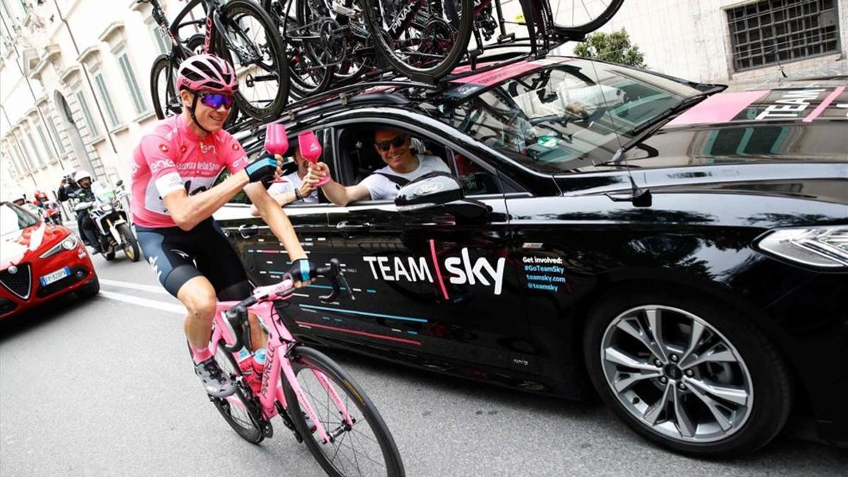 Chris Froome, con la 'maglia rosa' en una etapa del Giro