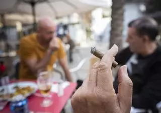 Sanidad prohibirá fumar en las terrazas pese a la oposición de parte de las comunidades