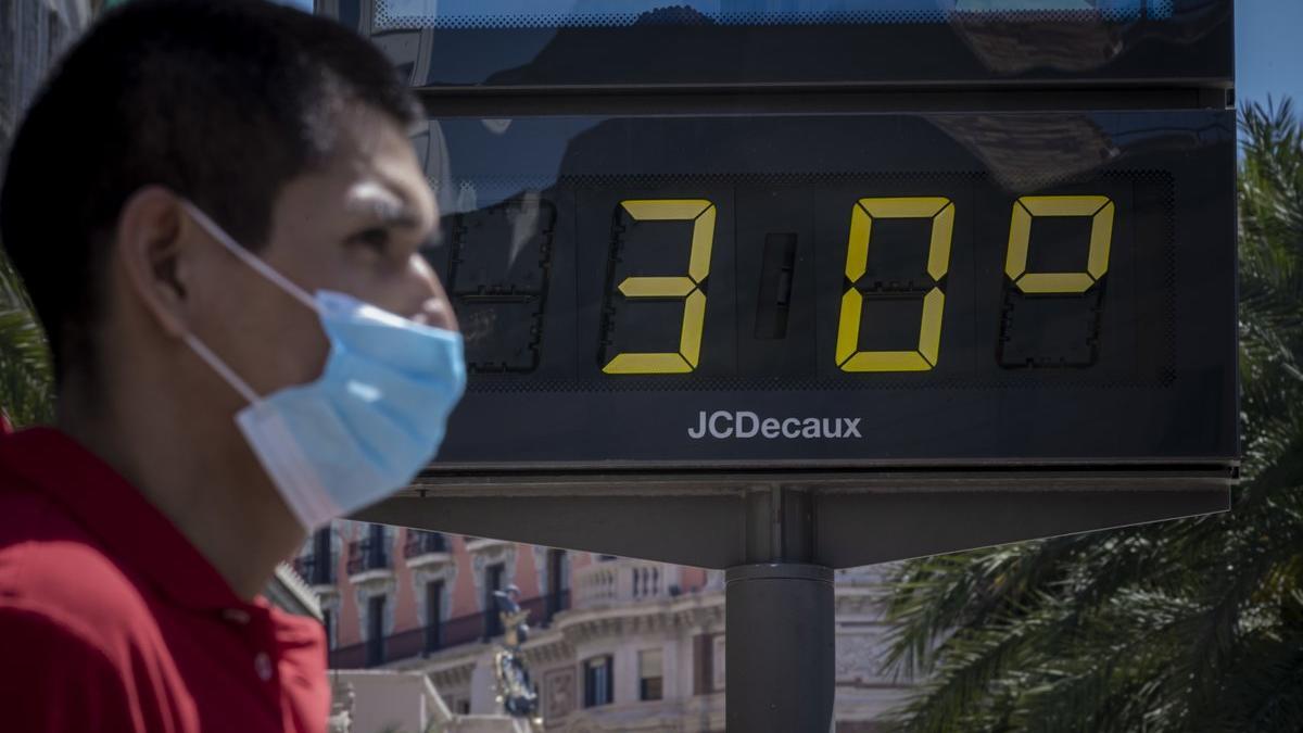 Un hombre protegido con mascarilla pasea por Valencia, a 30 grados, el pasado lunes.