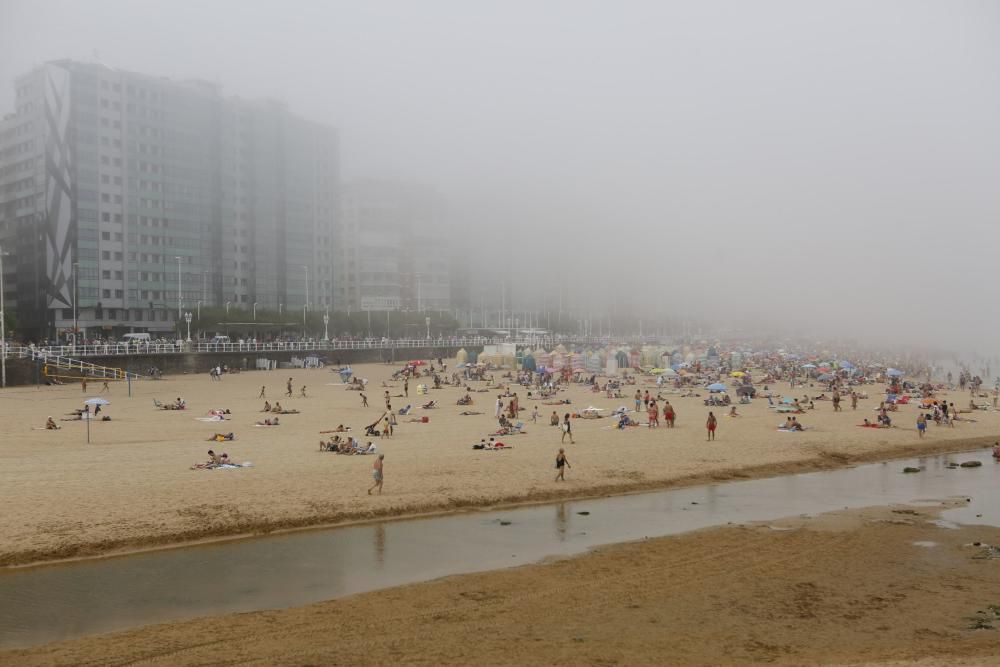 El manto de niebla sigue cubriendo Gijón
