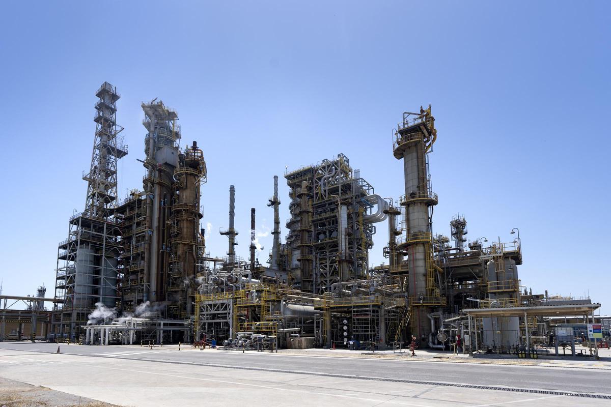 La fortaleza de la refinería reside precisamente en combinar capacidad industrial, infraestructura logística y flexibilidad operativa para adaptar la producción a las necesidades del mercado.