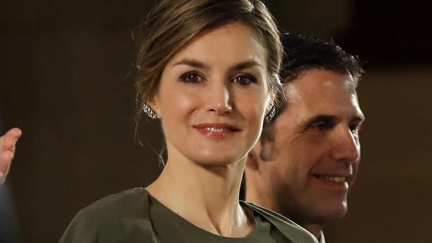 La reina Letizia luce su vestido con capa.