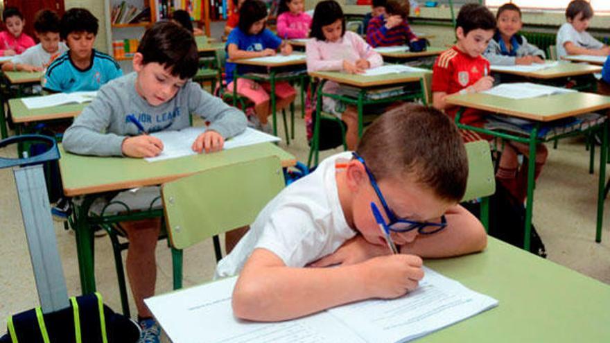 Alumnos de primaria realizan la prueba de evaluación en un colegio gallego.