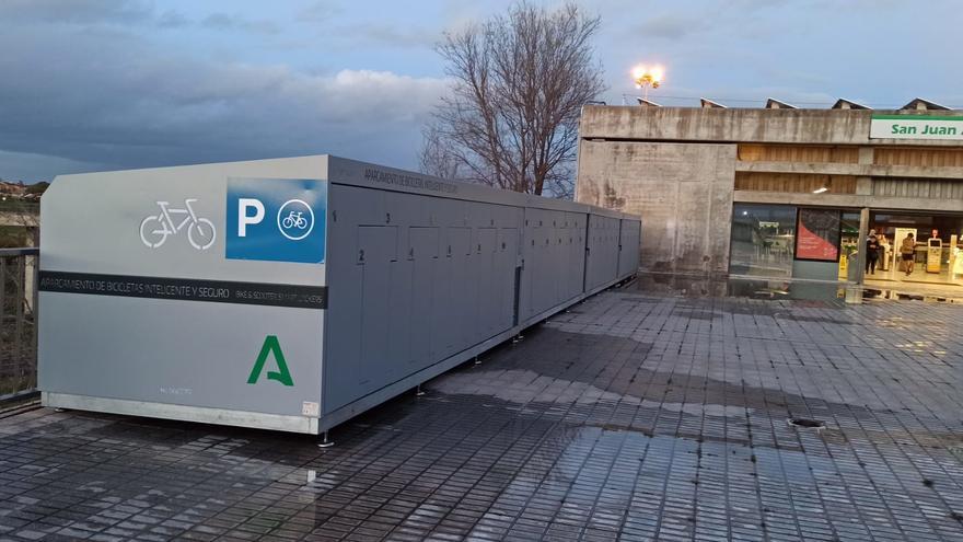 Aparcamiento seguro para bicis y patinetes eléctricos en la estación de metro de San Juan Alto instalado este año 2024