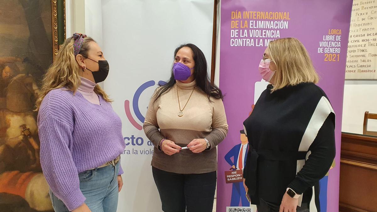 Carmen Almirón, Antonia Pérez y Ana Isabel García, este miércoles.