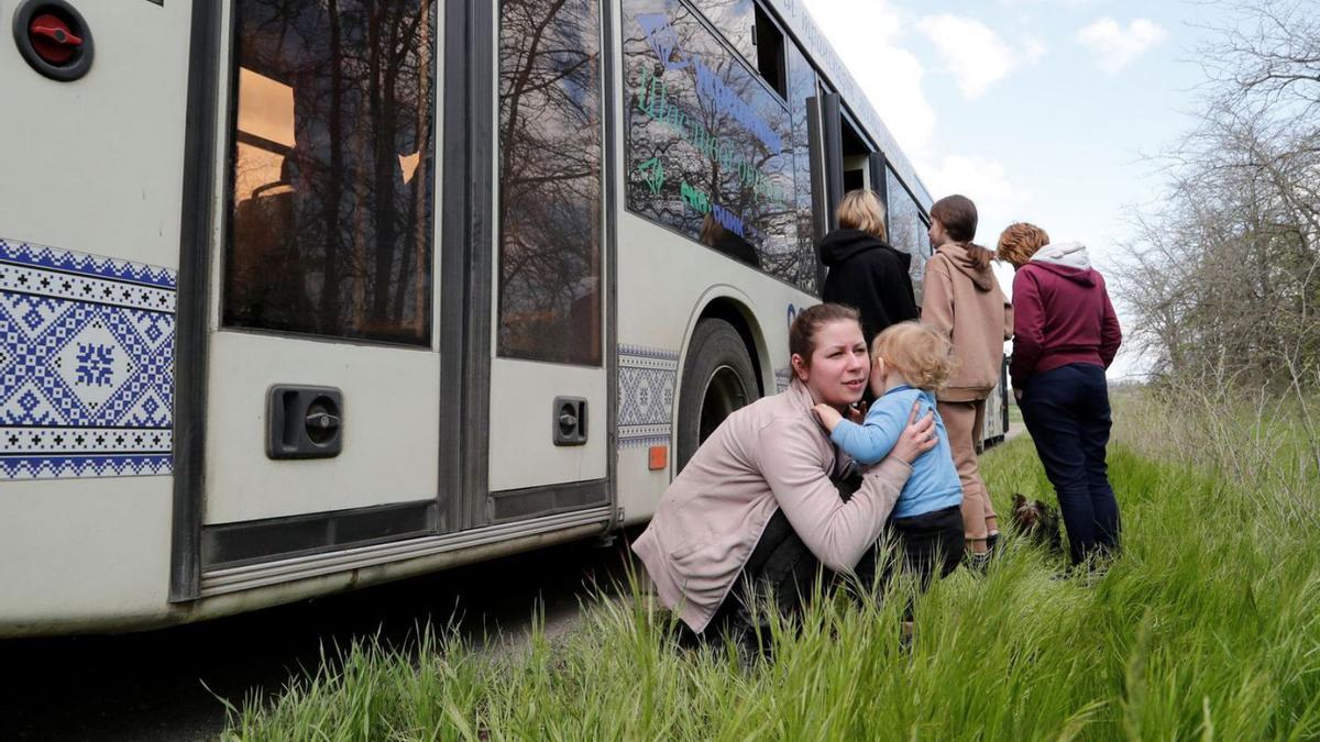 Evacuats de Mariúpol viatjant ahir cap a Zaporíjia | REUTERS