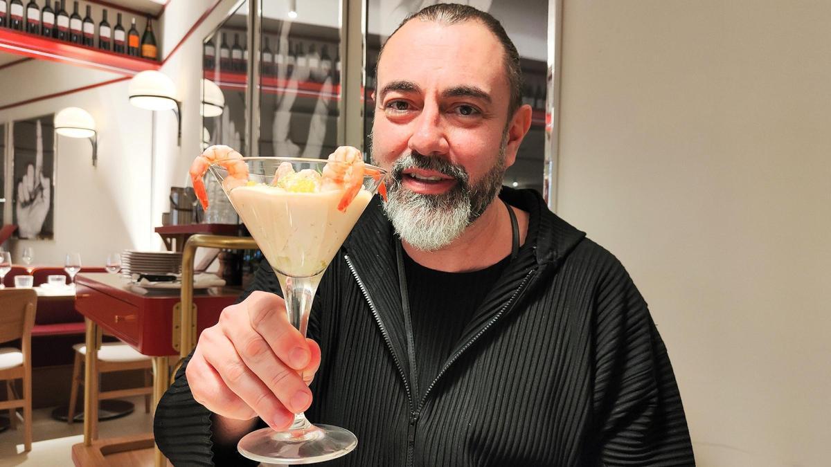 Rafa Zafra, en el restaurante barcelonés Per Feina Per Plaer con un cóctel de gambas.