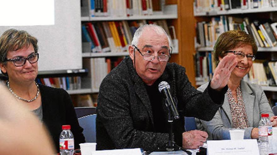 Josep Maria Nadal, primer rector de la UdG, dóna els seus llibres a la universitat